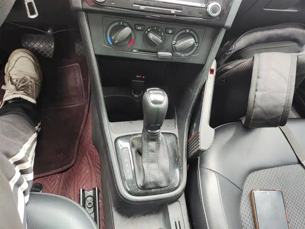 Škoda Skoda Rapid Spaceback 2014 1.6L Automatic Joy Edition фото 10