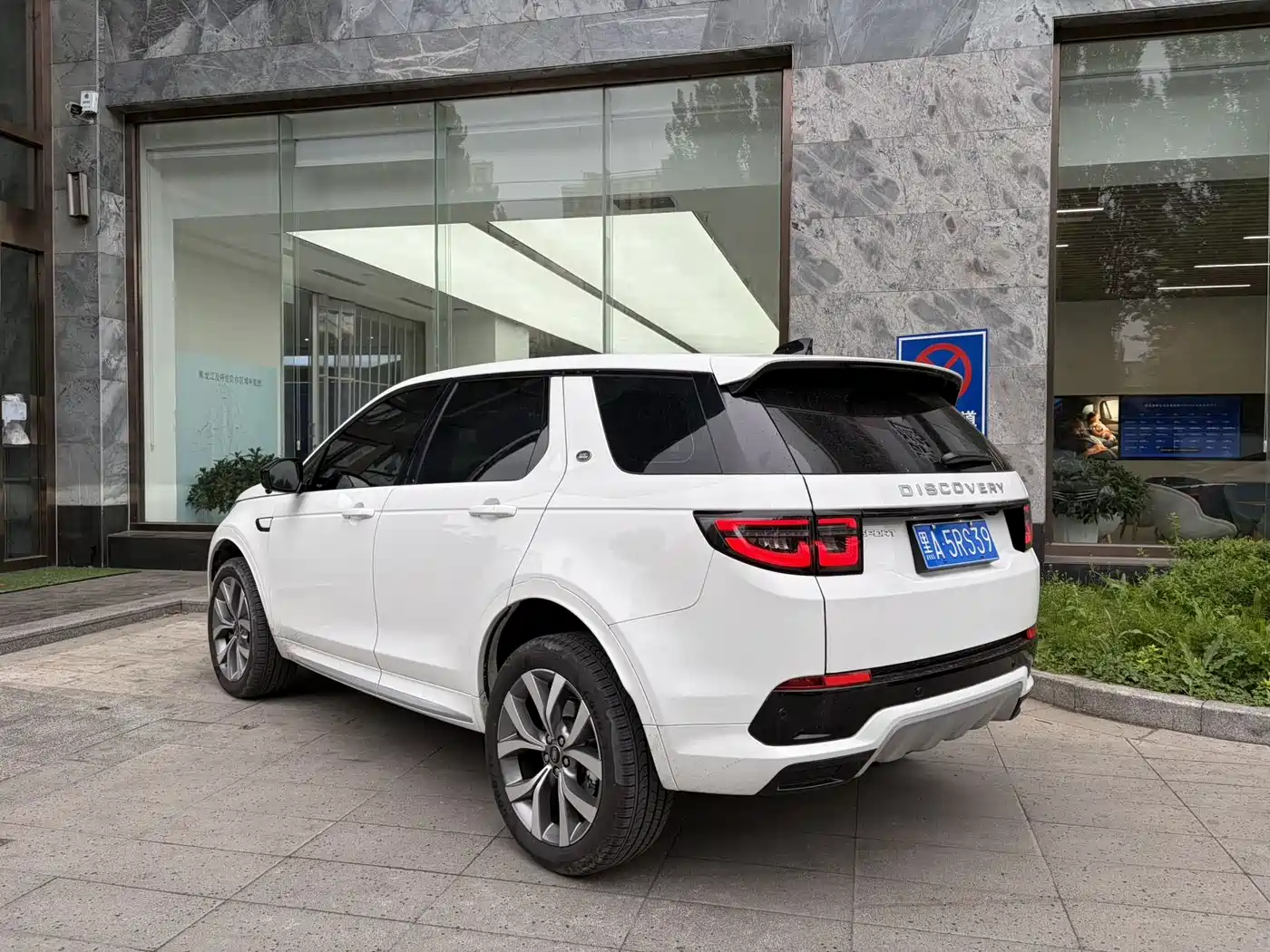 Land Rover Discovery Sport 2025 249PS Performance Tech Edition фото 7