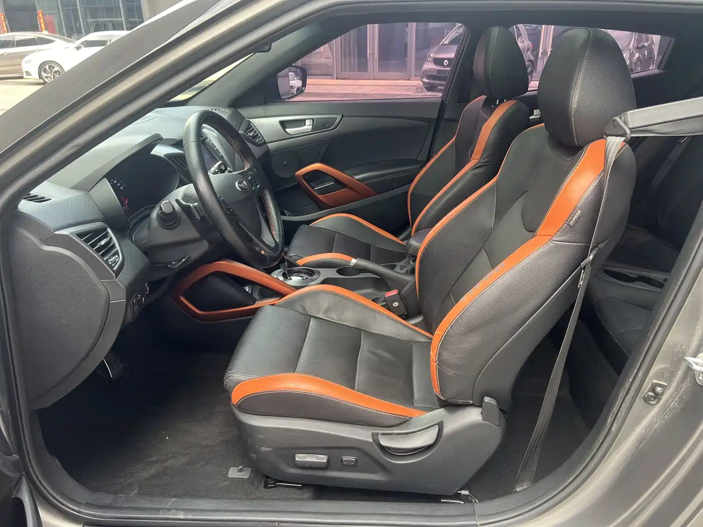Hyundai Veloster 2015 1.6T Automatic Luxury Edition фото 4
