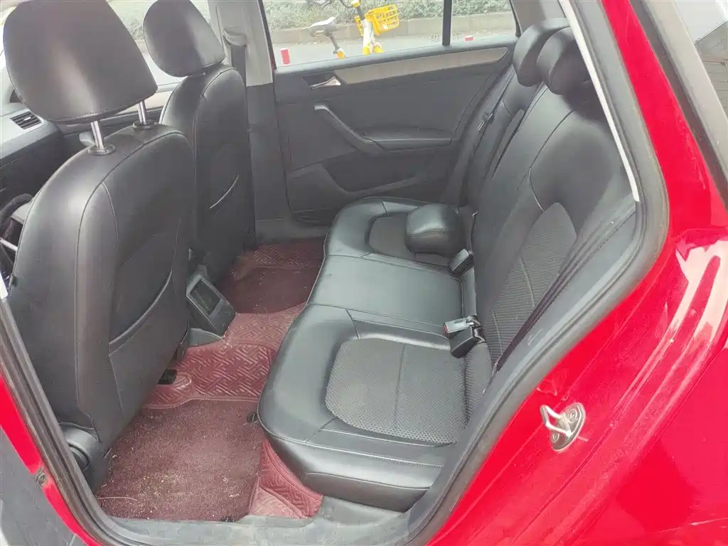 Škoda Skoda Rapid Spaceback 2014 1.6L Automatic Joy Edition фото 13
