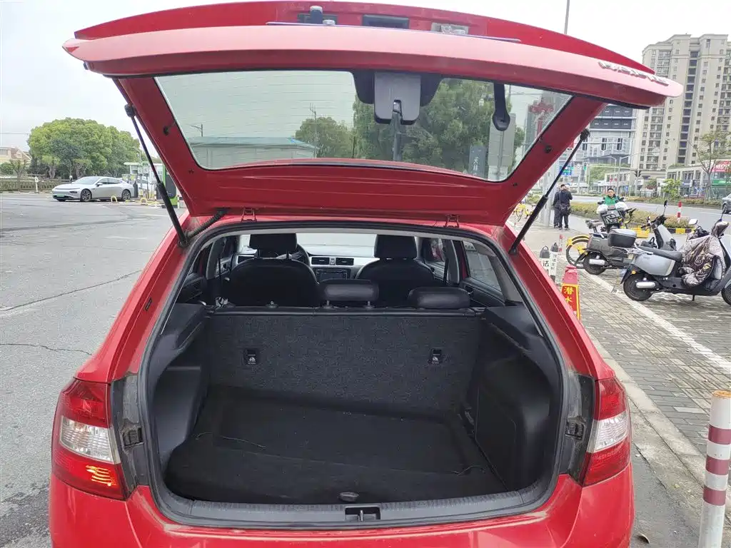 Škoda Skoda Rapid Spaceback 2014 1.6L Automatic Joy Edition фото 15