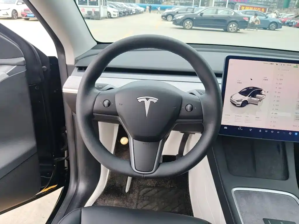 Photo 11 - Tesla Model Y