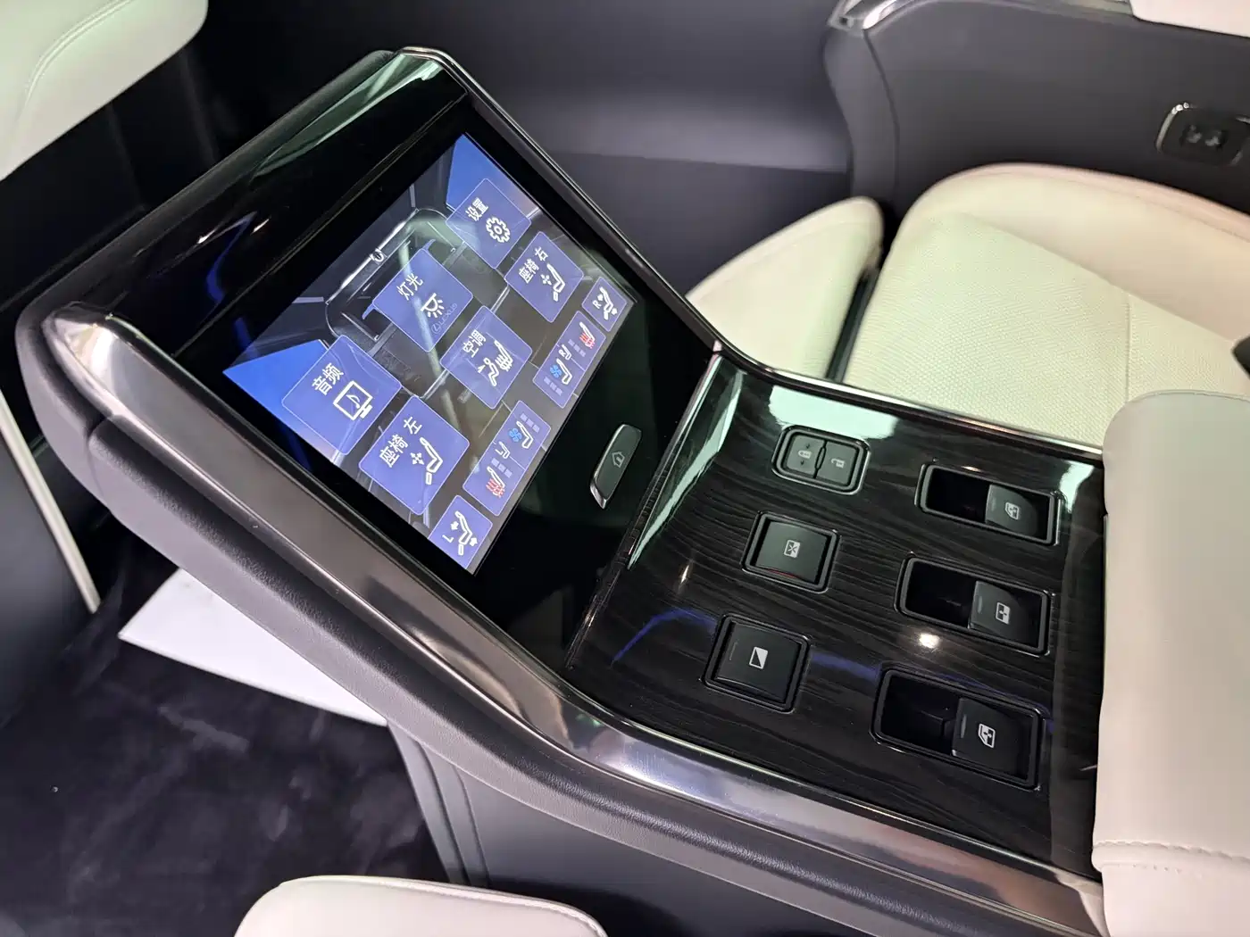 Lexus LM 2021 2020 300h 4-Seat Imperial Edition