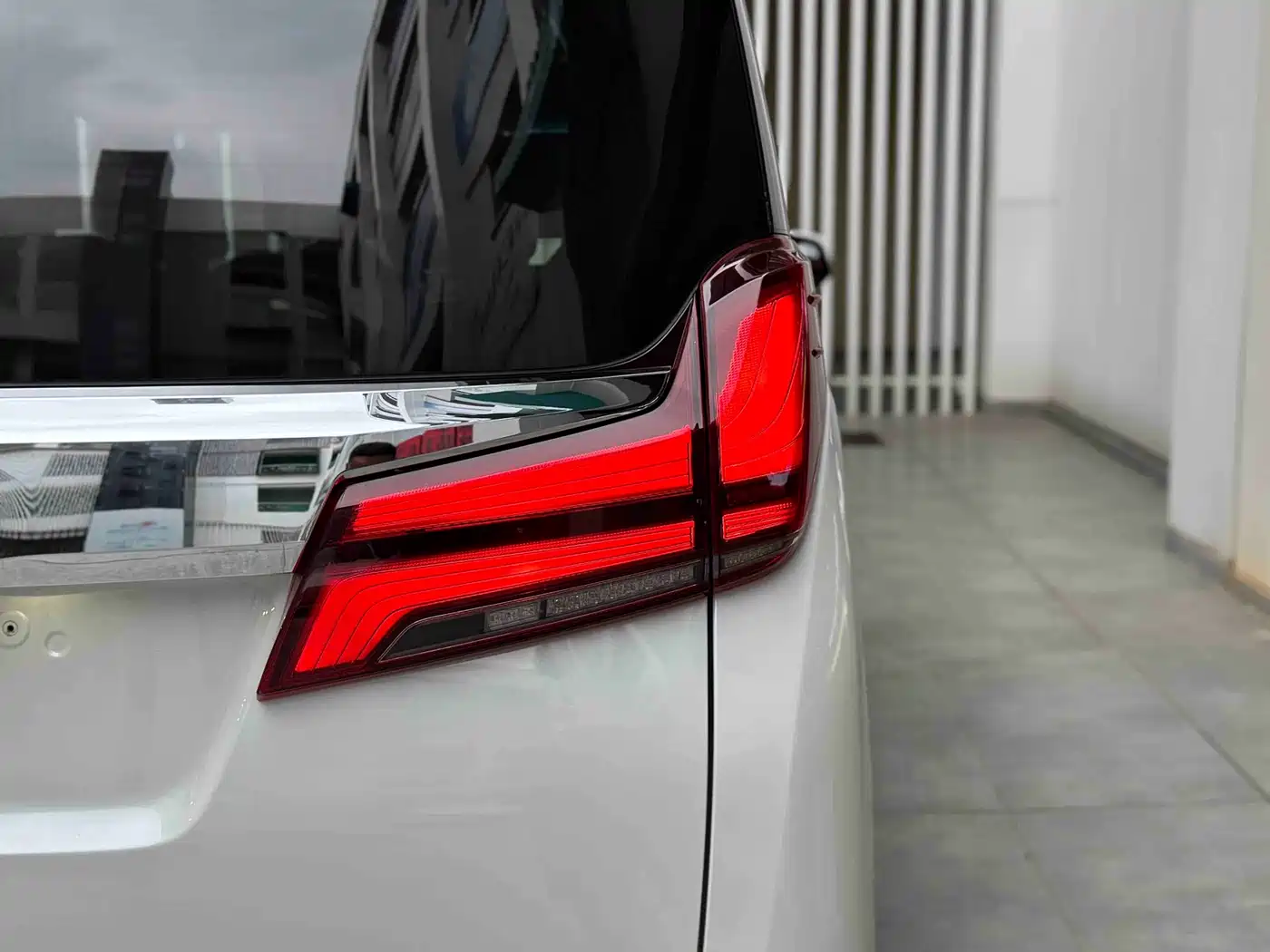 Toyota Alphard 2015 3.5L Premium Edition фото 33