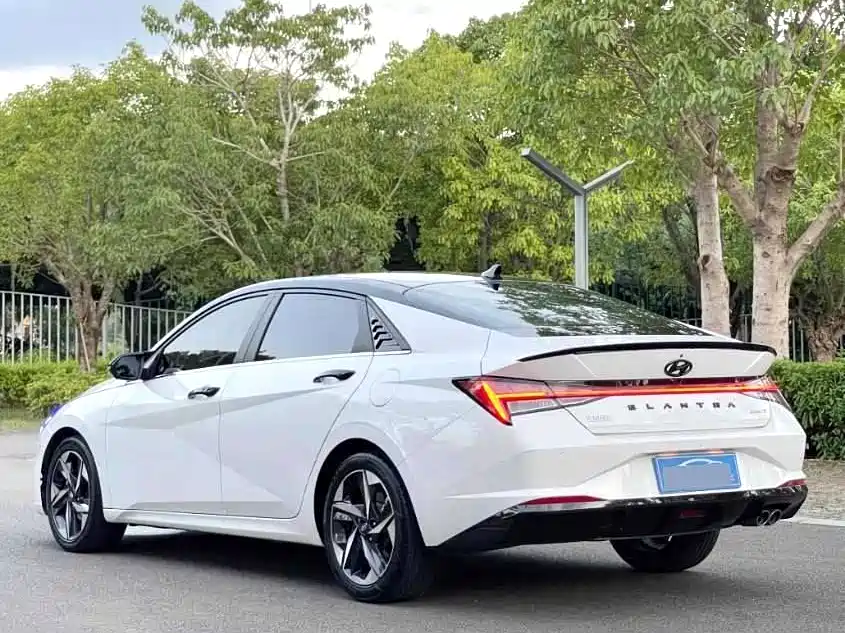 Hyundai Elantra 2021 1.5L CVT GLX Elite Edition фото 4