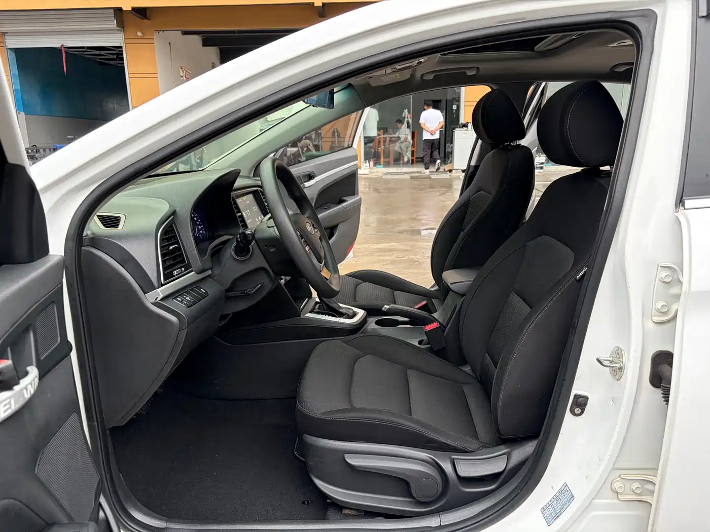 Hyundai Elantra 2018 1.6L Automatic 15th Anniversary Special Edition фото 5