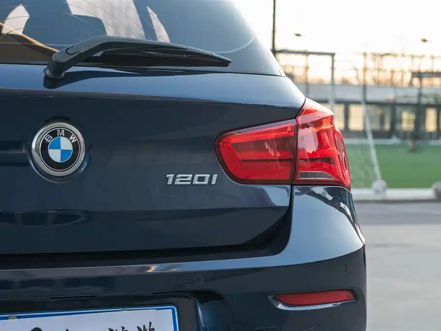 BMW 1 Series (Import) 2015 120i Leading фото 16