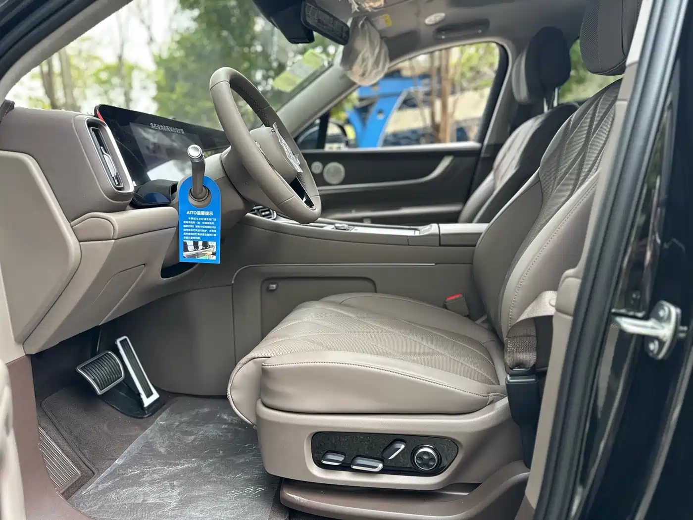 AITO Wenjie AITO M9 2025 Extended Range Ultra 52kWh 6-Seater фото 12