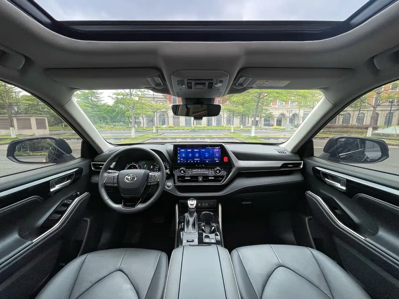 Toyota Highlander 2023 2.5L Smart Hybrid AWD Knight Edition 7-Seater фото 16