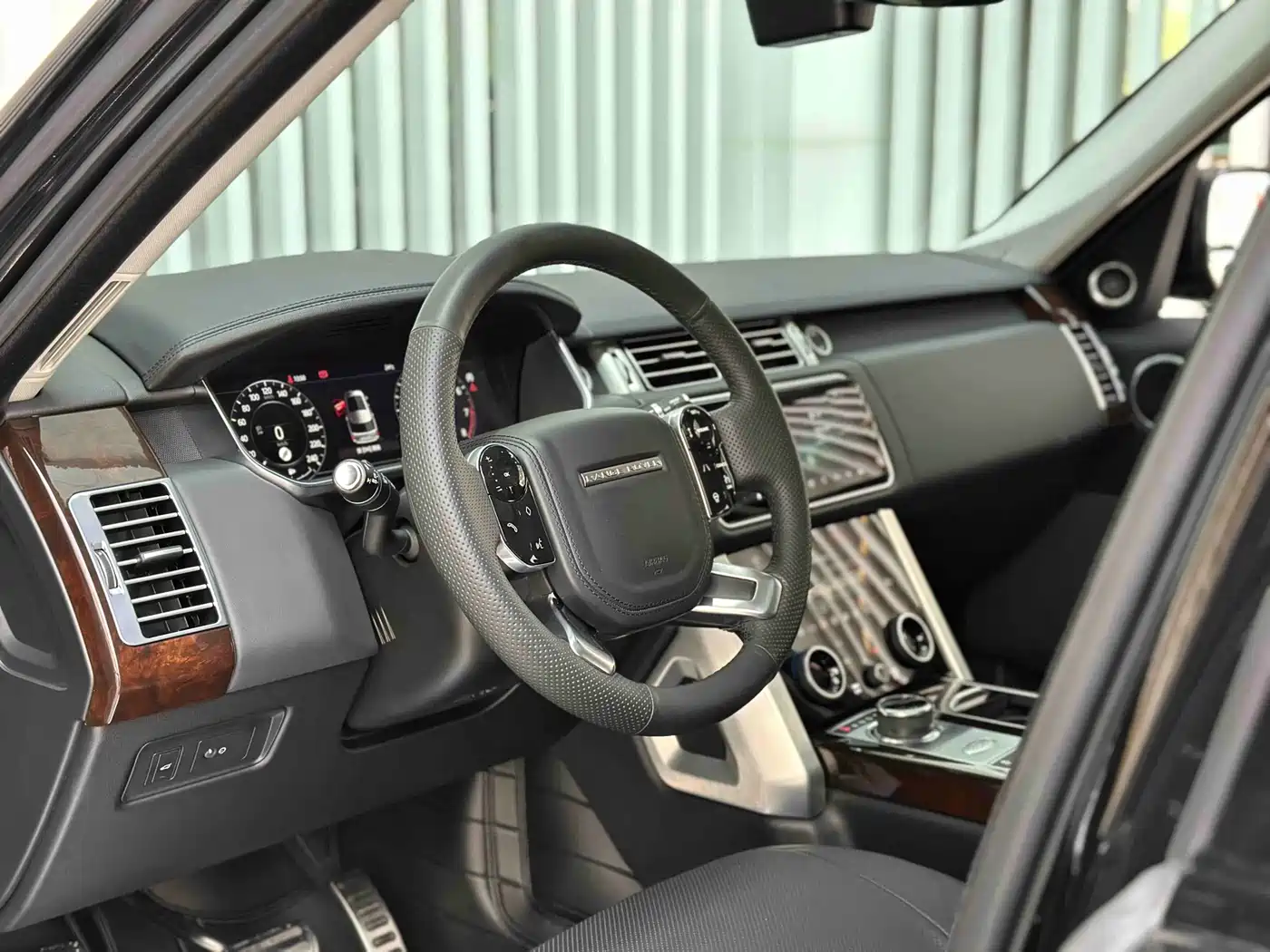 Land Rover Range Rover 2021 3.0 L6 Heritage Extended Classic Edition фото 10