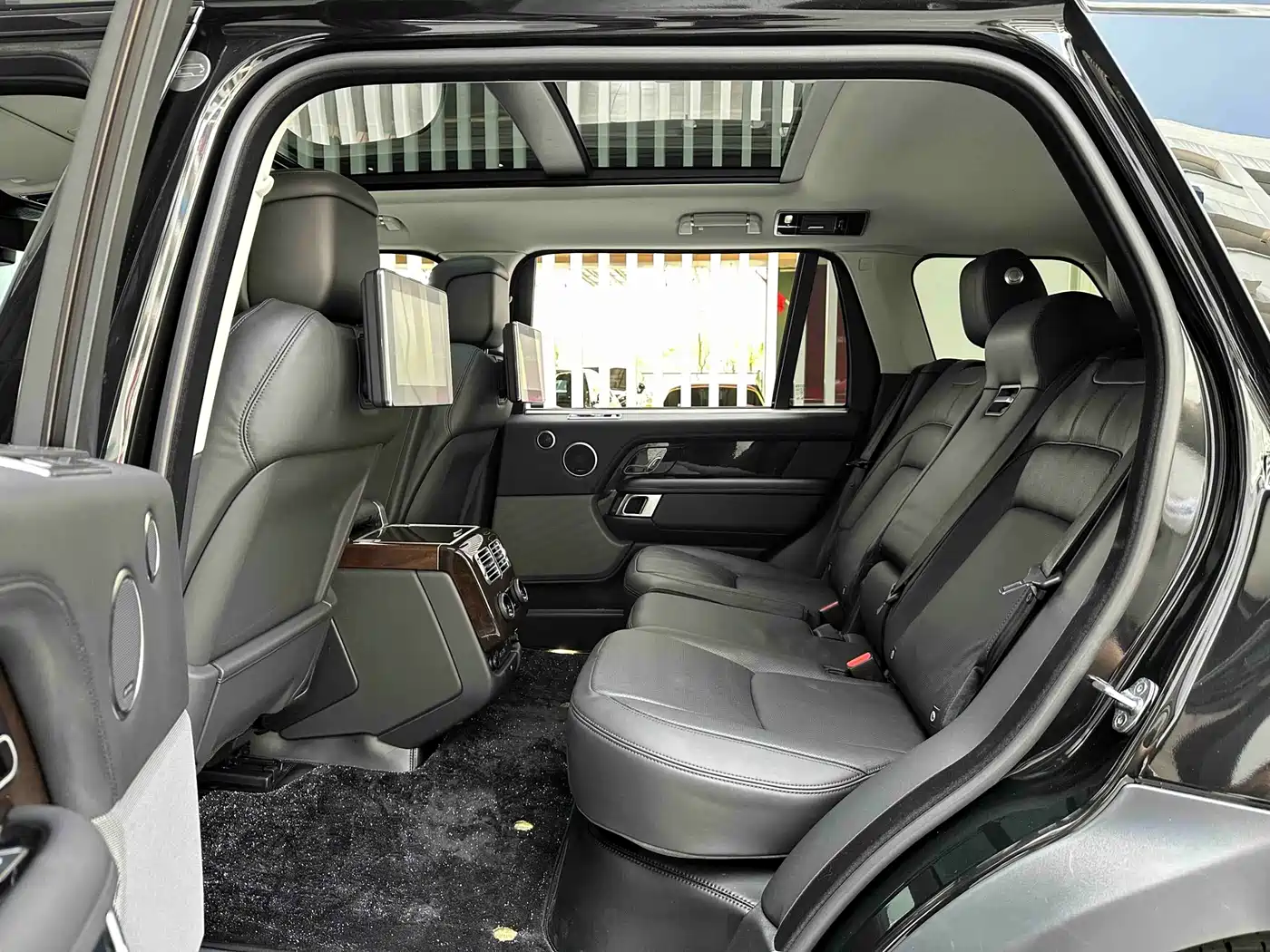 Land Rover Range Rover 2021 3.0 L6 Heritage Extended Classic Edition фото 12