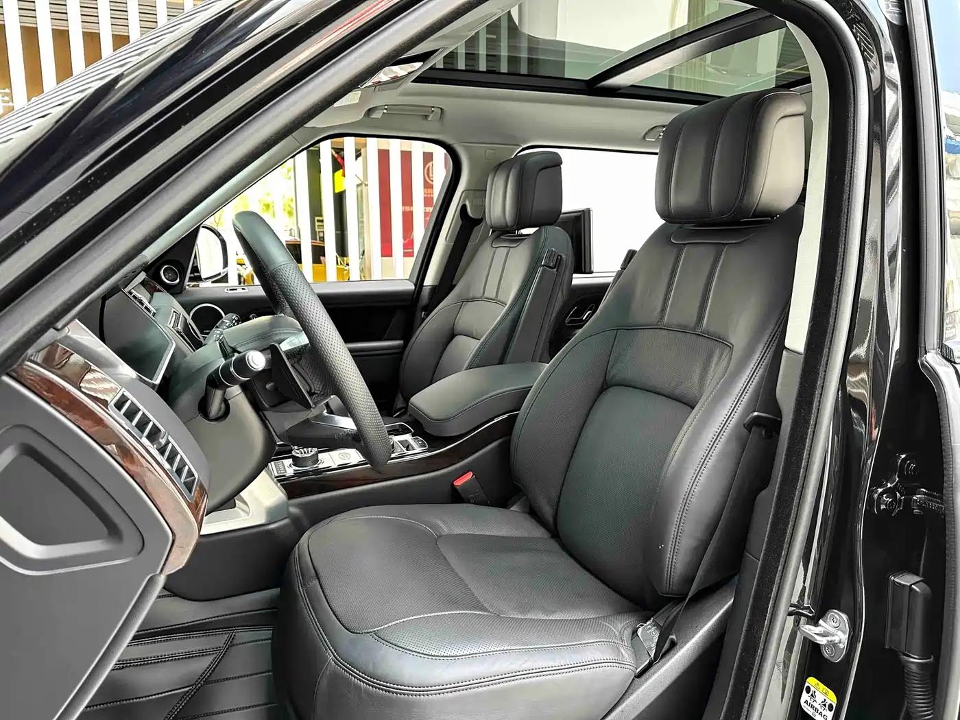 Land Rover Range Rover 2021 3.0 L6 Heritage Extended Classic Edition фото 8