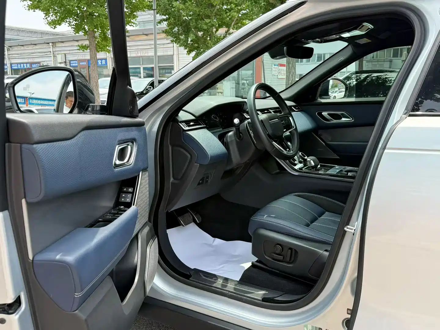 Фото 2 - Land Rover Range Rover Velar