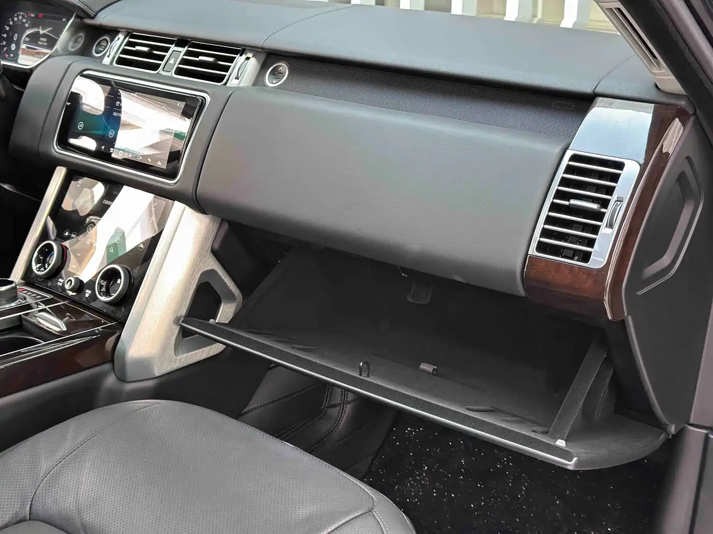 Land Rover Range Rover 2021 3.0 L6 Heritage Extended Classic Edition фото 23