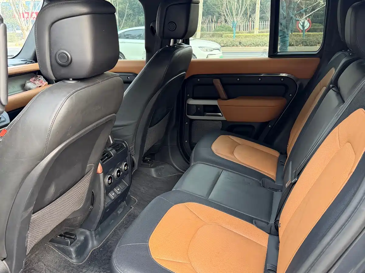 Land Rover Defender 2022 110 P400 Dark Special Edition фото 9
