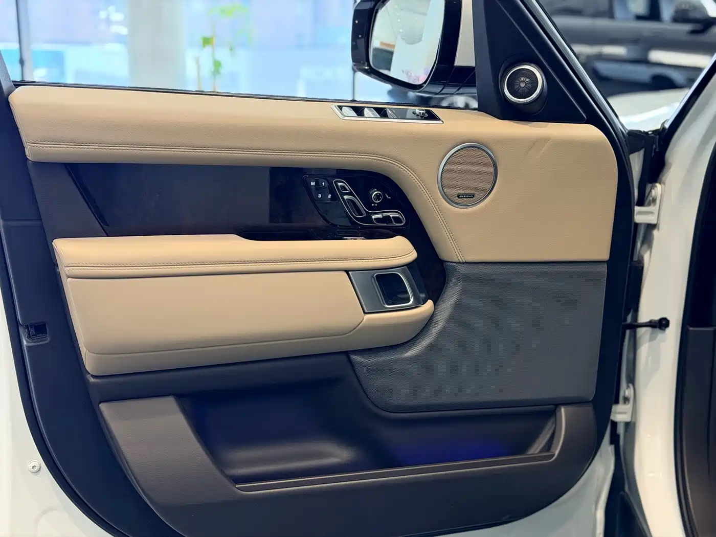 Land Rover Range Rover 2020 3.0 L6 Heritage Extended Edition фото 5