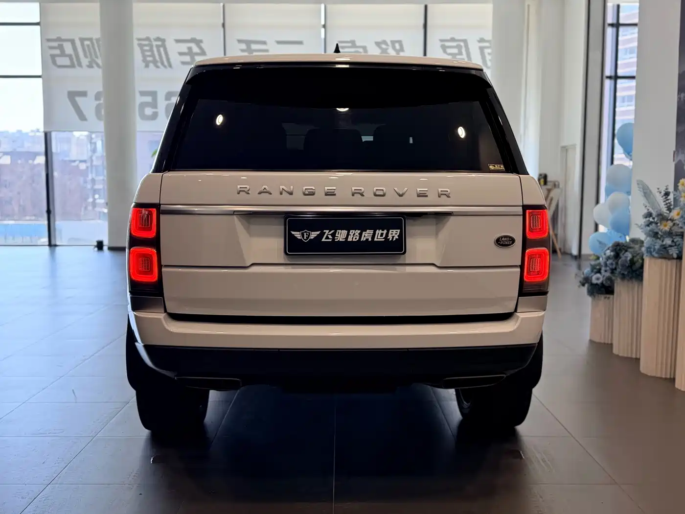 Land Rover Range Rover 2020 3.0 L6 Heritage Extended Edition фото 23