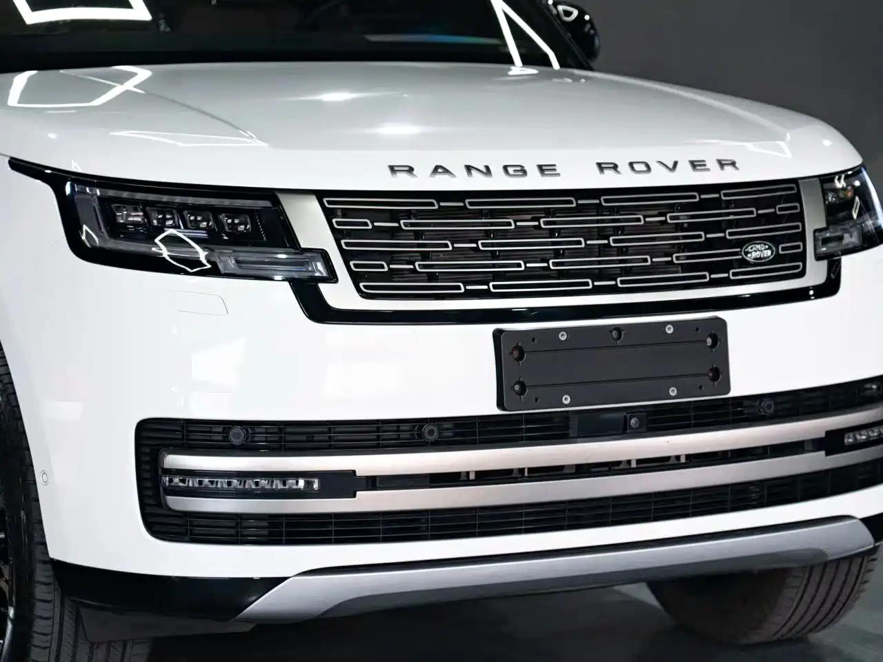 Land Rover Range Rover 2024 3.0 L6 400PS Golden Age Extended 7-Seater фото 3