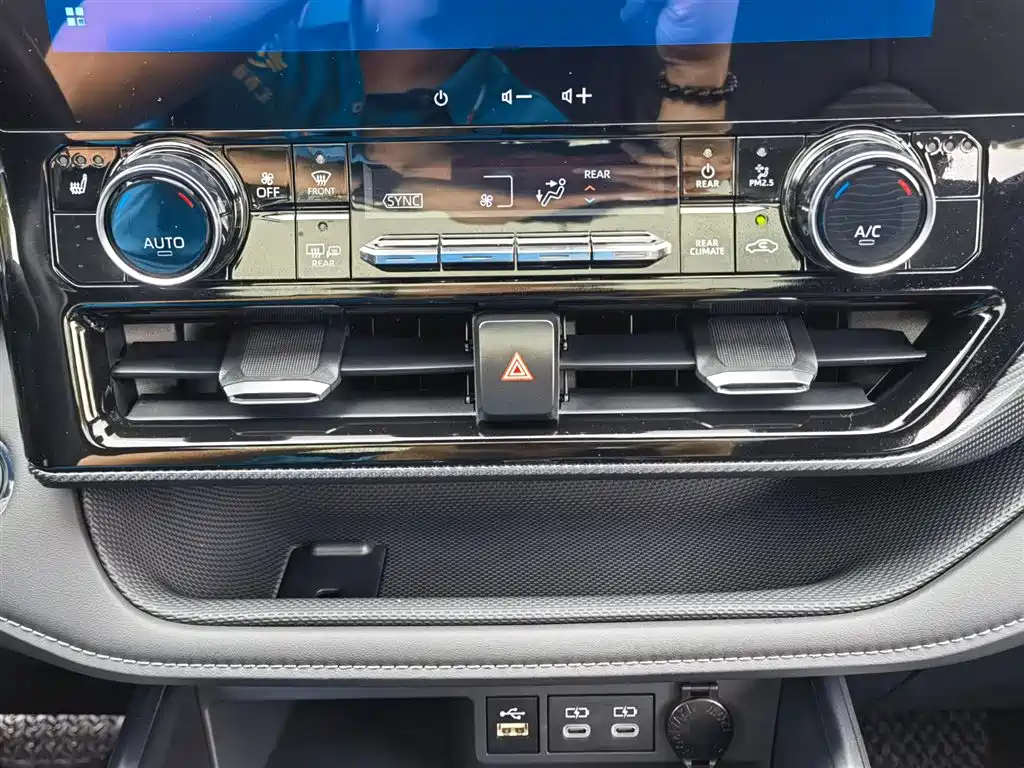 Toyota Crown Kluger 2023 2.5L HEV AWD Premium Edition фото 17