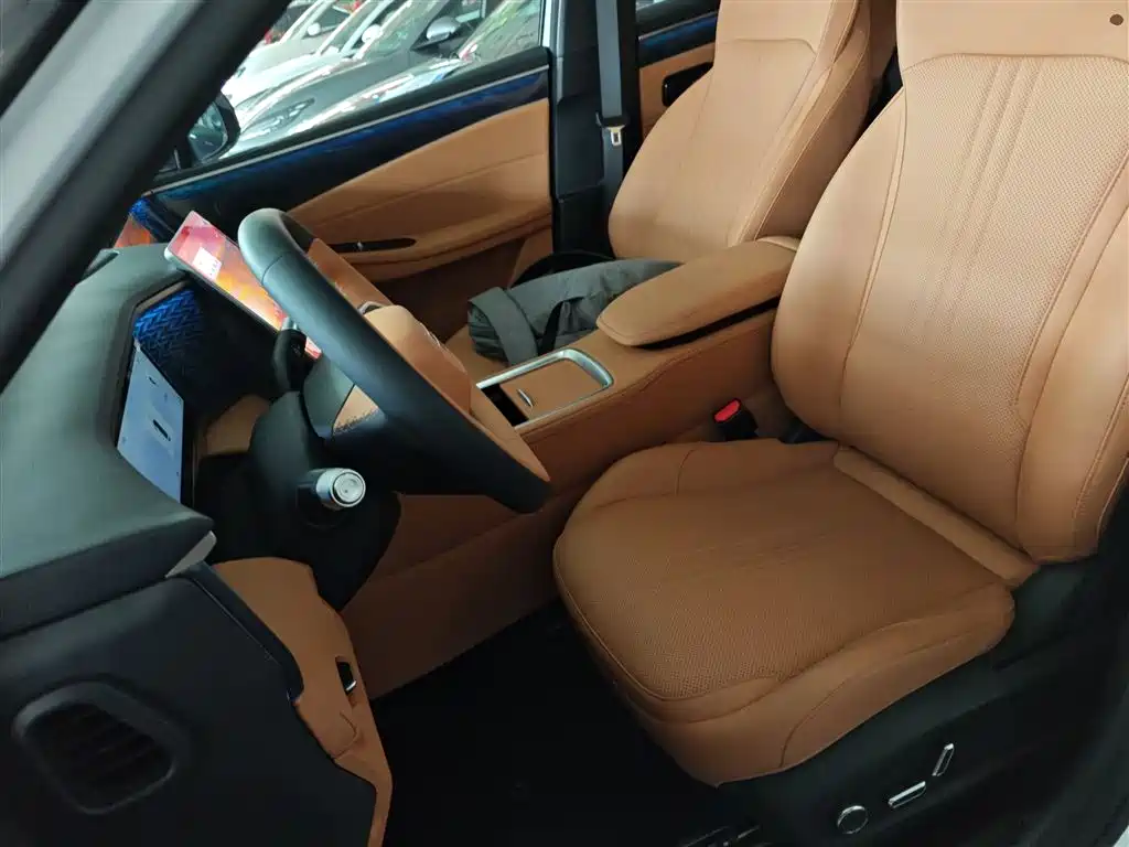 Geely Galaxy Galaxy L7 2025 EM-i 115km Explorer+ Edition фото 15
