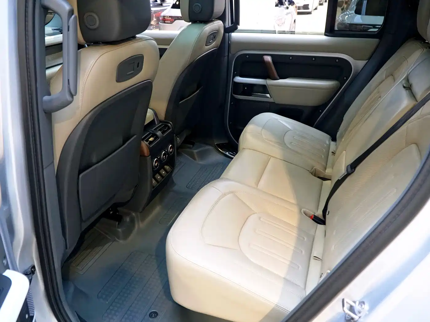 Land Rover Defender 2020 Model 110 P400 HSE фото 5