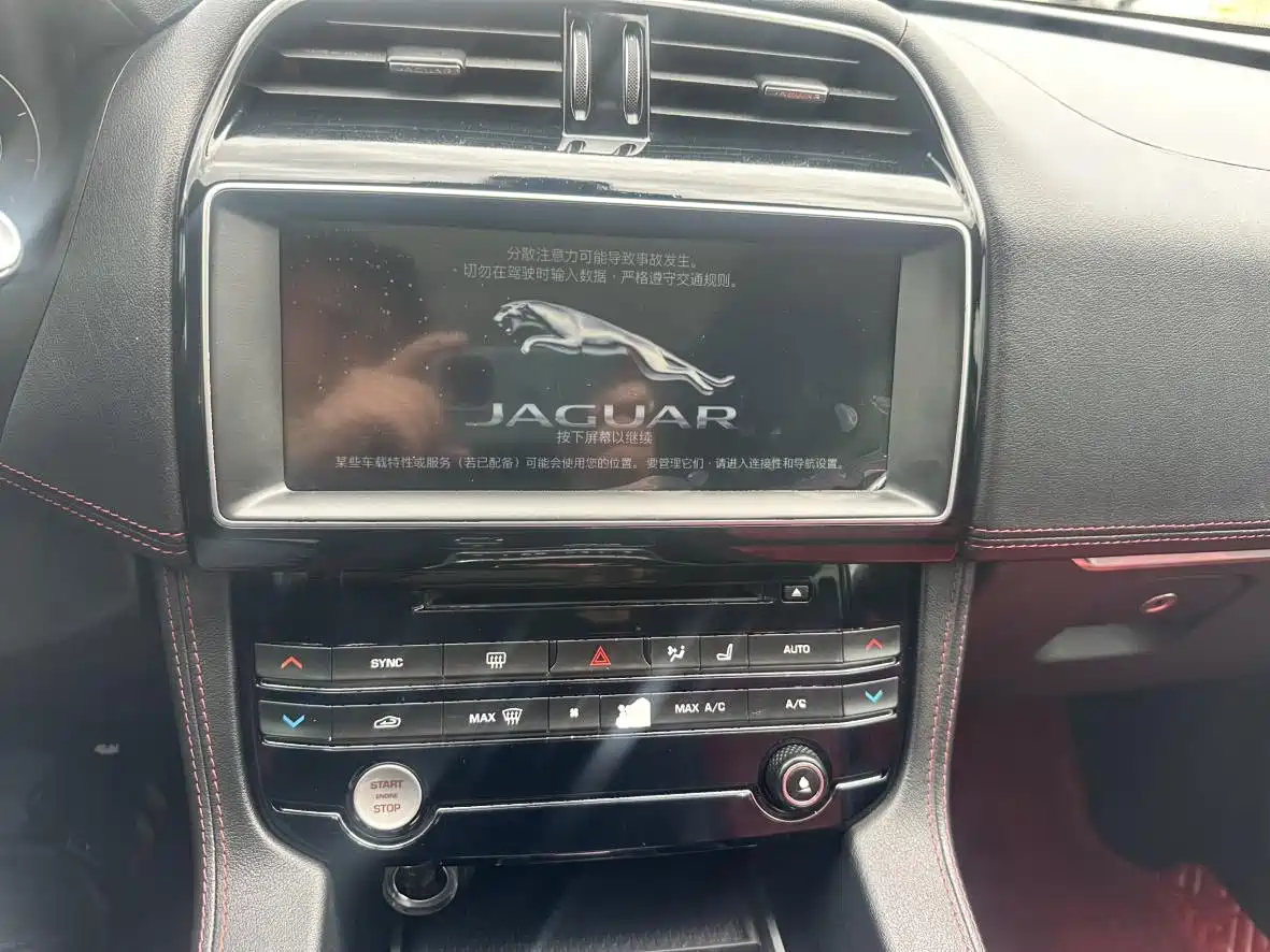 Фото 11 - Jaguar F-PACE