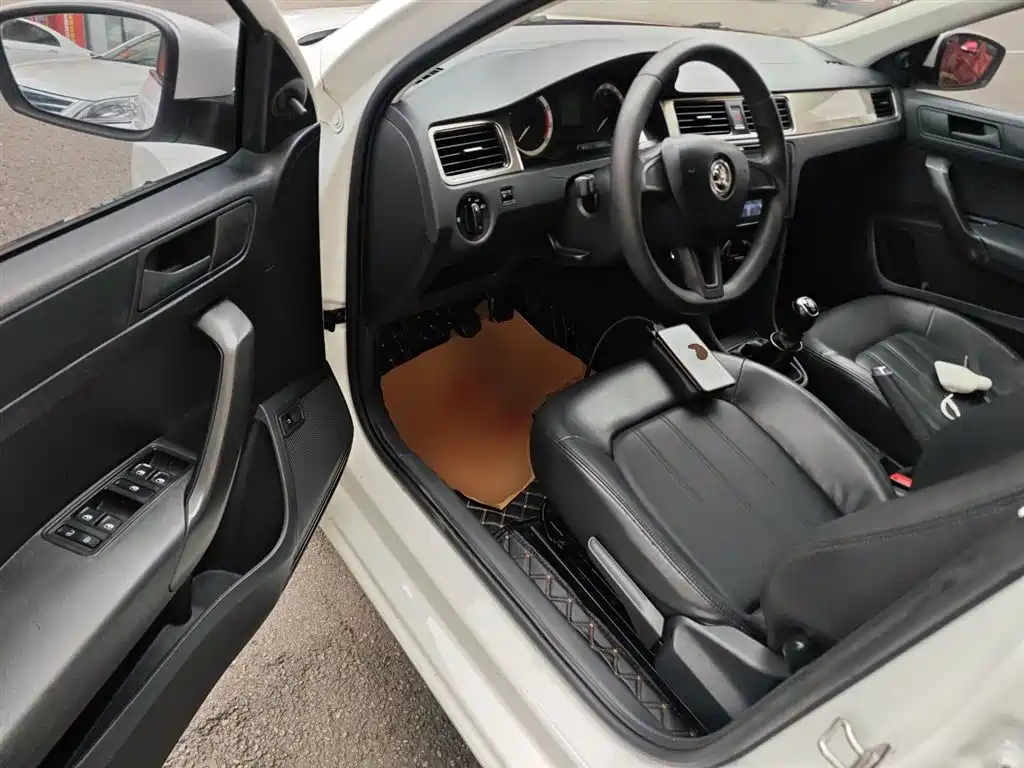 Škoda Rapid 2018 1.6L Manual Standard Edition фото 16