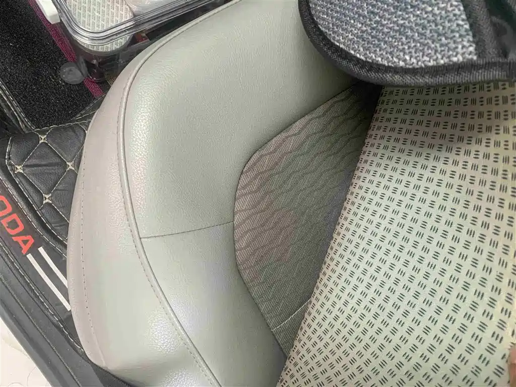 Škoda Rapid 2015 1.6L Manual Smart Selection фото 4