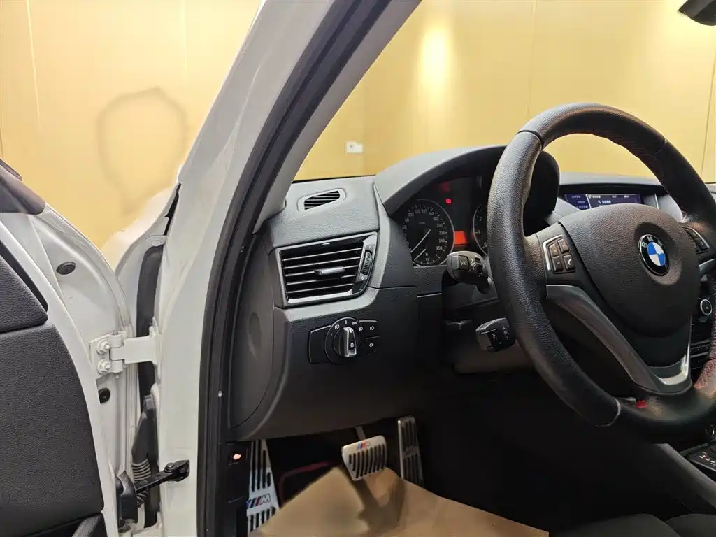BMW X1 2013 sDrive18i Sport Design Package фото 15
