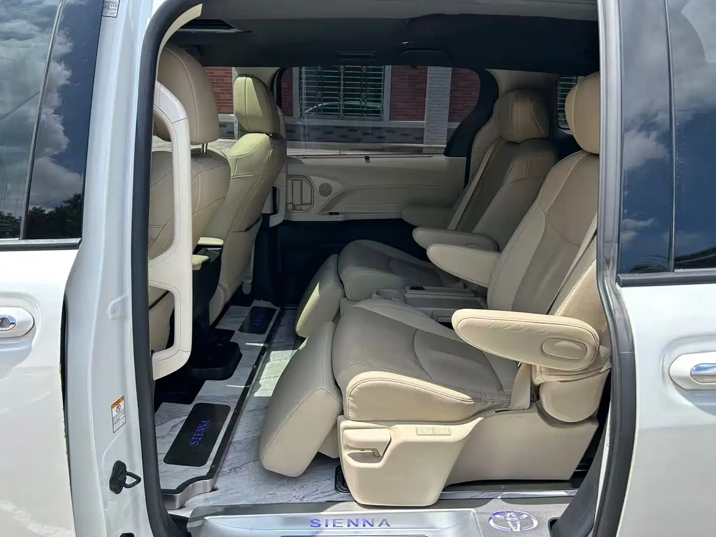 Toyota Sienna 2021 2.5L Hybrid Premium Edition фото 5