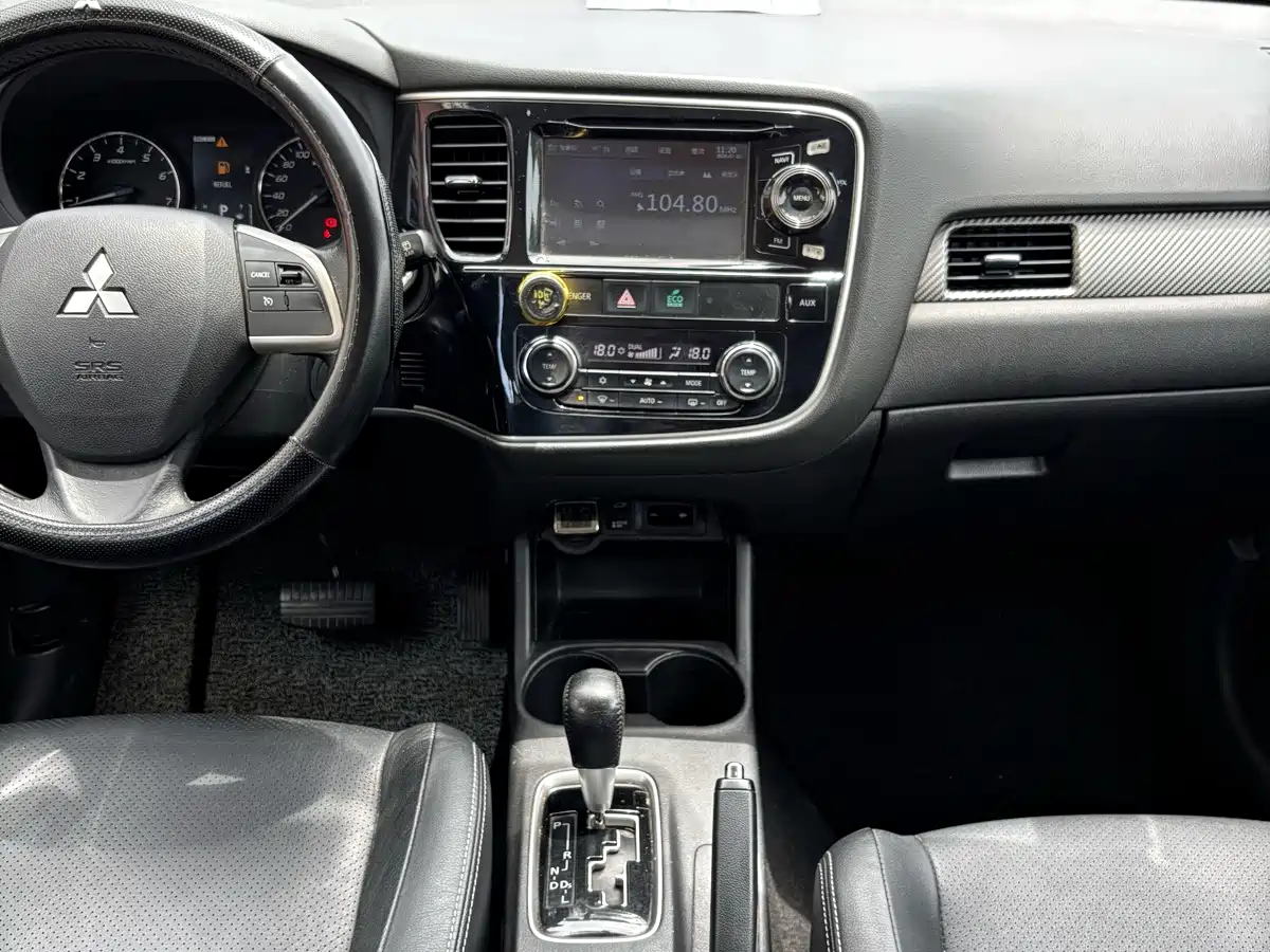 Mitsubishi Outlander (Import) 2015 2014 2.4L 4WD Luxury Value Edition 7-seater