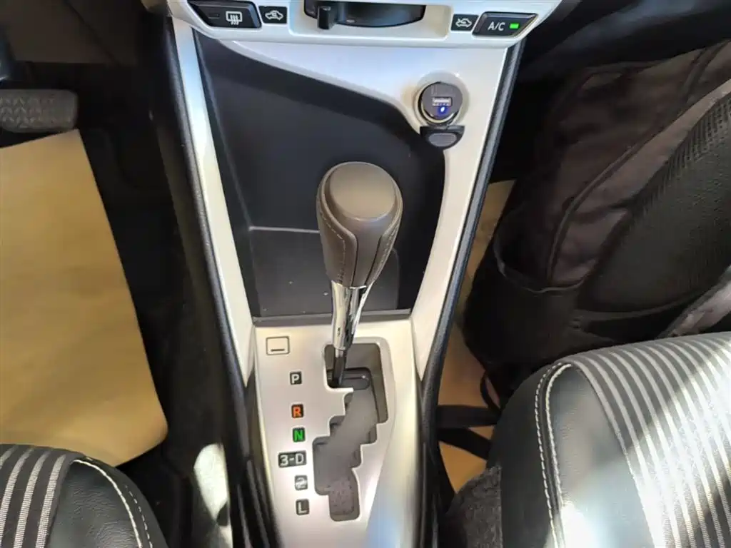 Toyota YARiS L Zhi Xuan 2015 1.5G Auto Sunroof Special Edition фото 14
