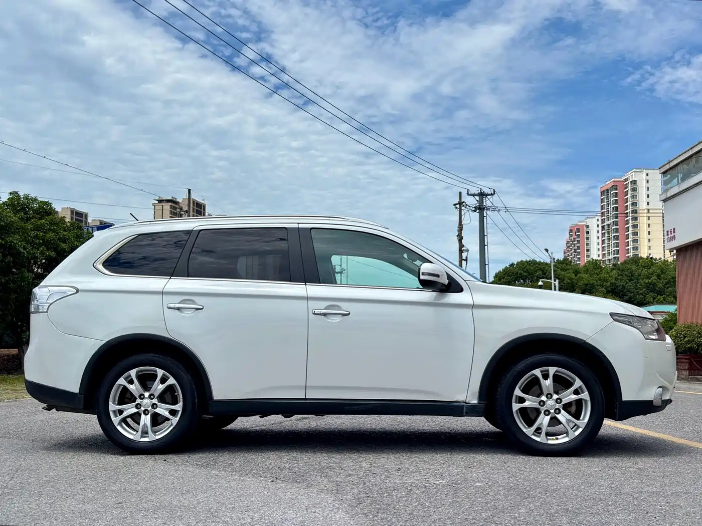 Mitsubishi Outlander (Import) 2015 2014 2.4L 4WD Luxury Value Edition 7-seater