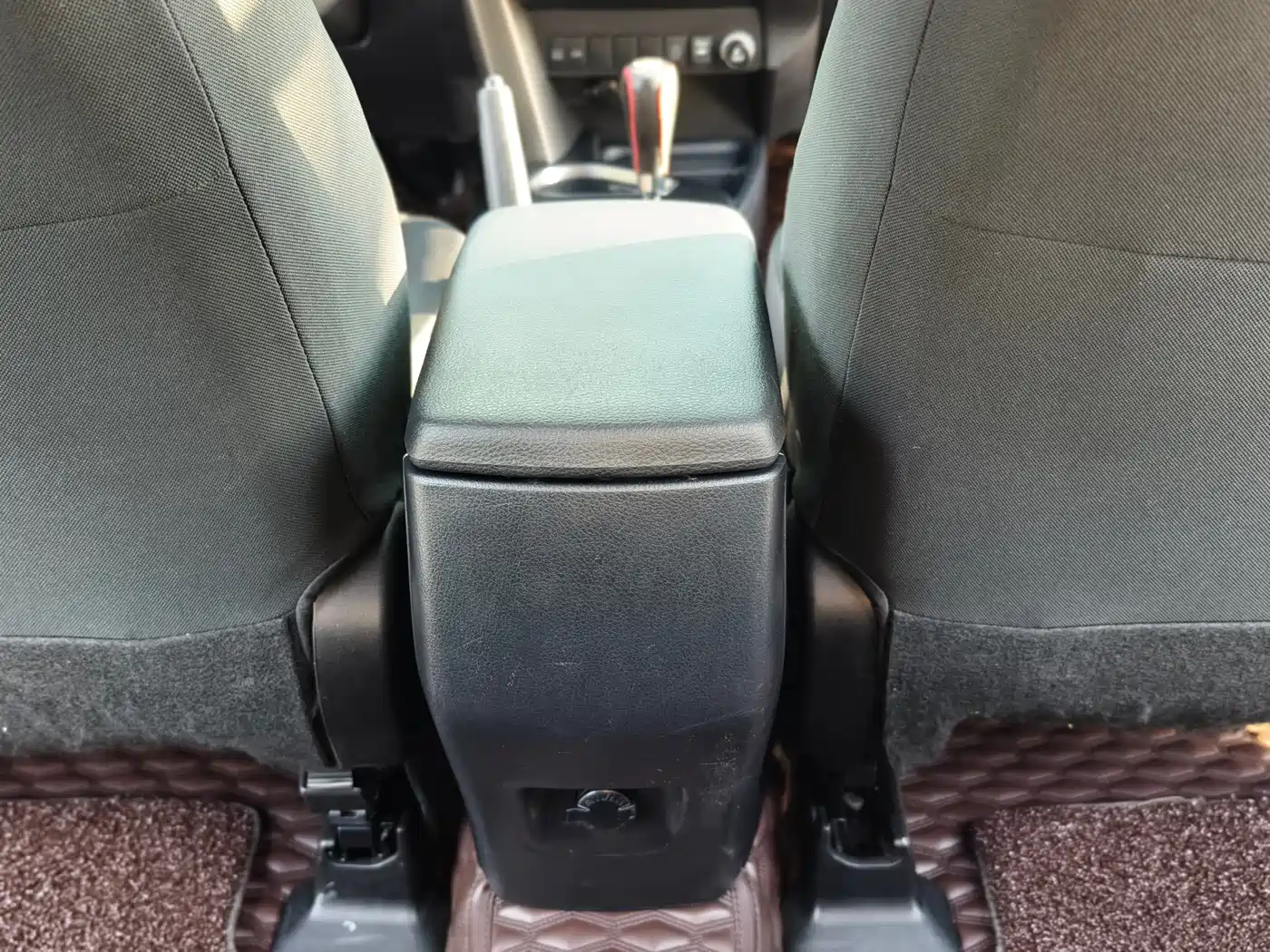 Toyota RAV4 Rongfang 2016 2.0L CVT 2WD Trend (China V) фото 18