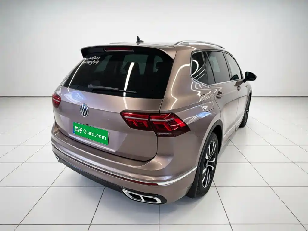 Photo 4 - Volkswagen Tiguan L