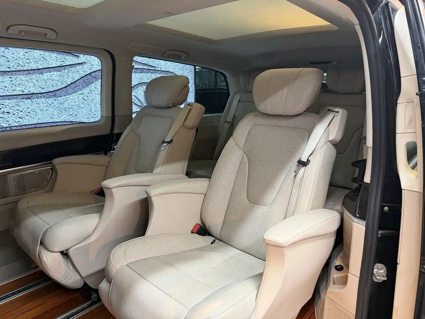 Mercedes-Benz V-Class 2017 Model V 260 L Premium Extended Edition фото 11