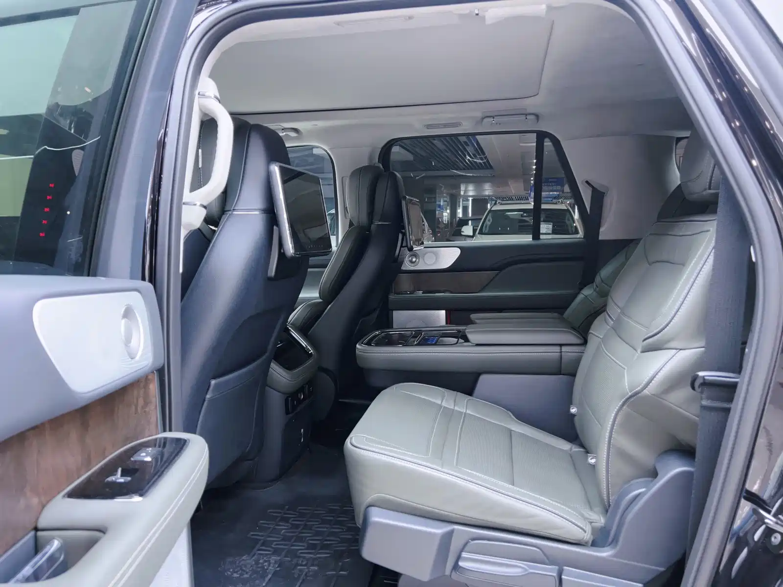 Фото 11 - Lincoln Navigator