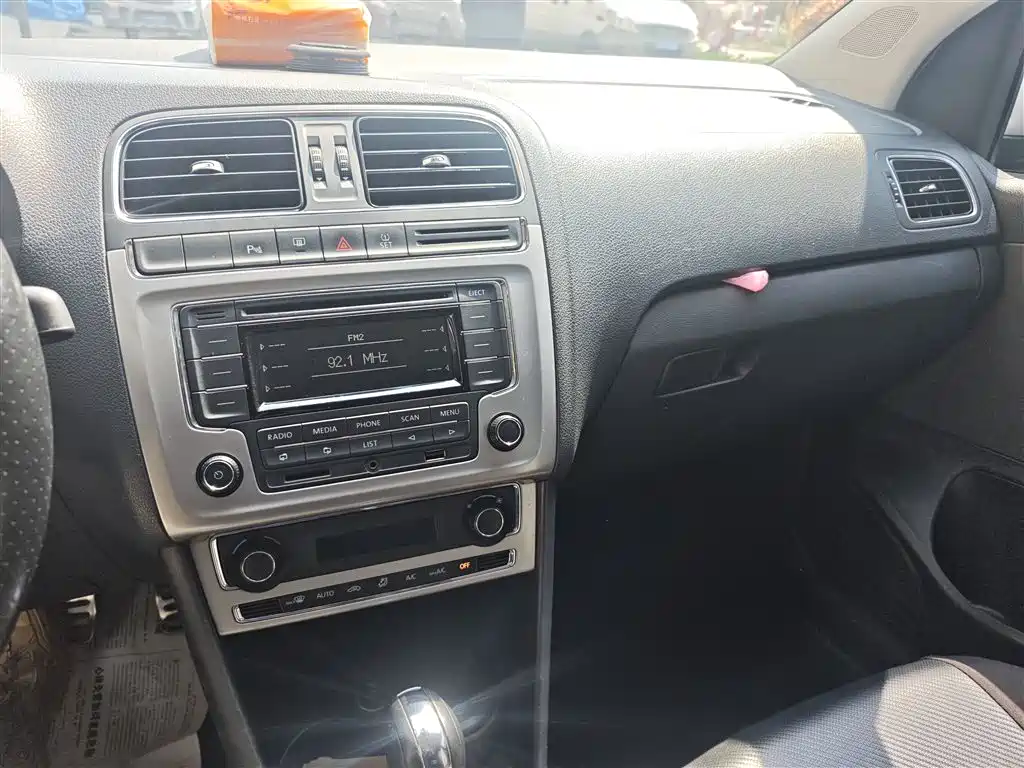 Volkswagen Polo 2014 1.6L Cross Polo Automatic фото 6
