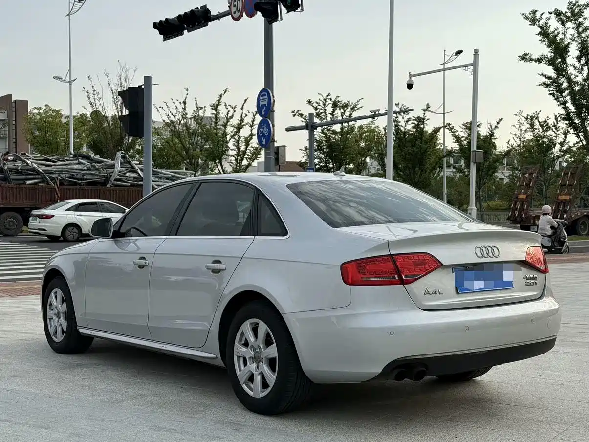 Audi A4L 2012 2.0 TFSI Auto Standard фото 4