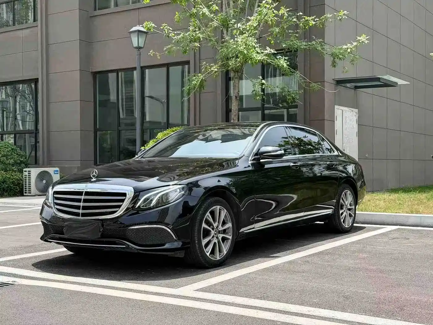صورة 3 - Mercedes-Benz E-Class