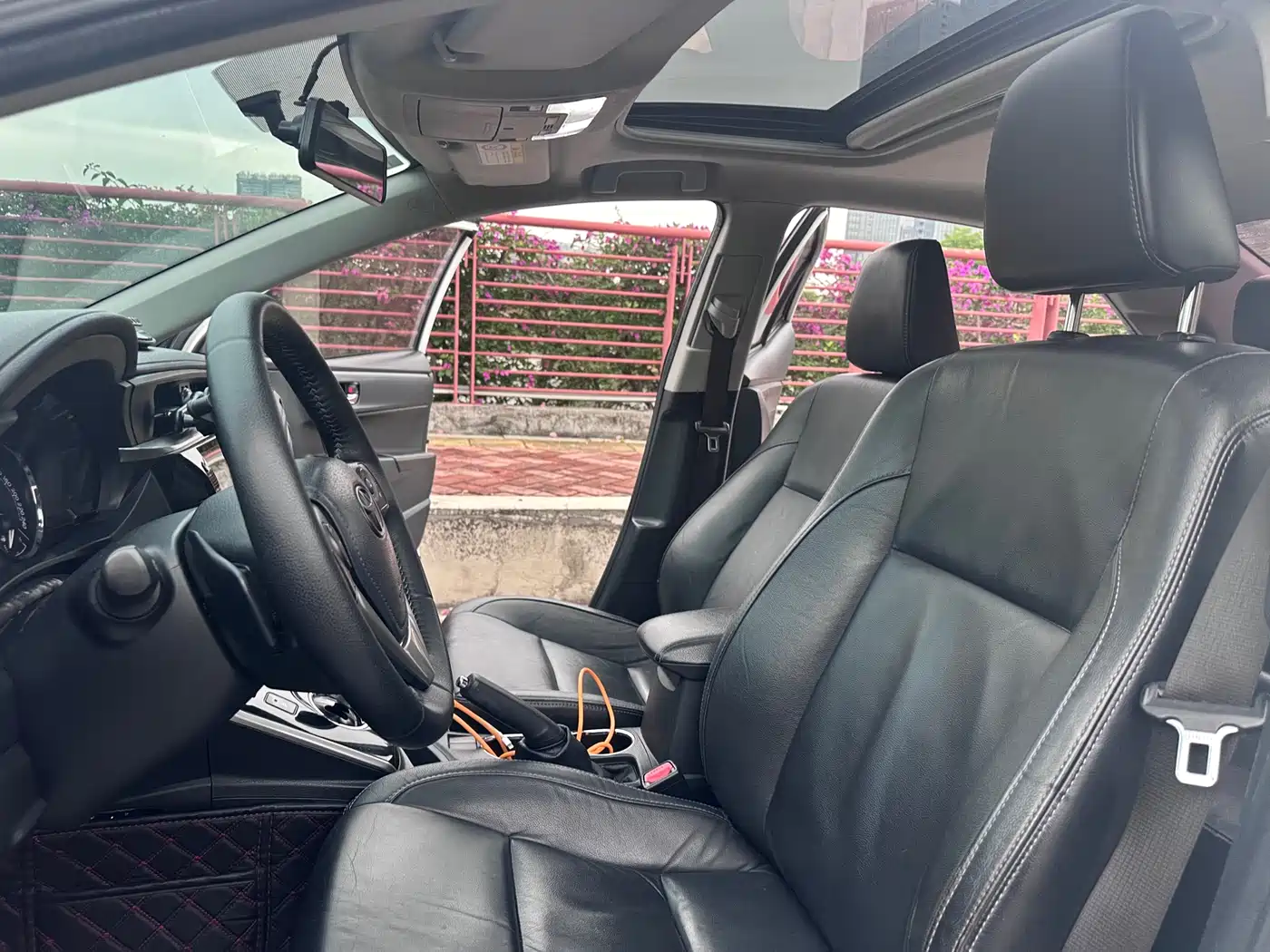 Toyota Corolla 2016 Dual Hybrid 1.8L E-CVT Elite Edition фото 8