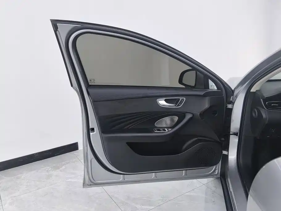 Фото 7 - Roewe D7