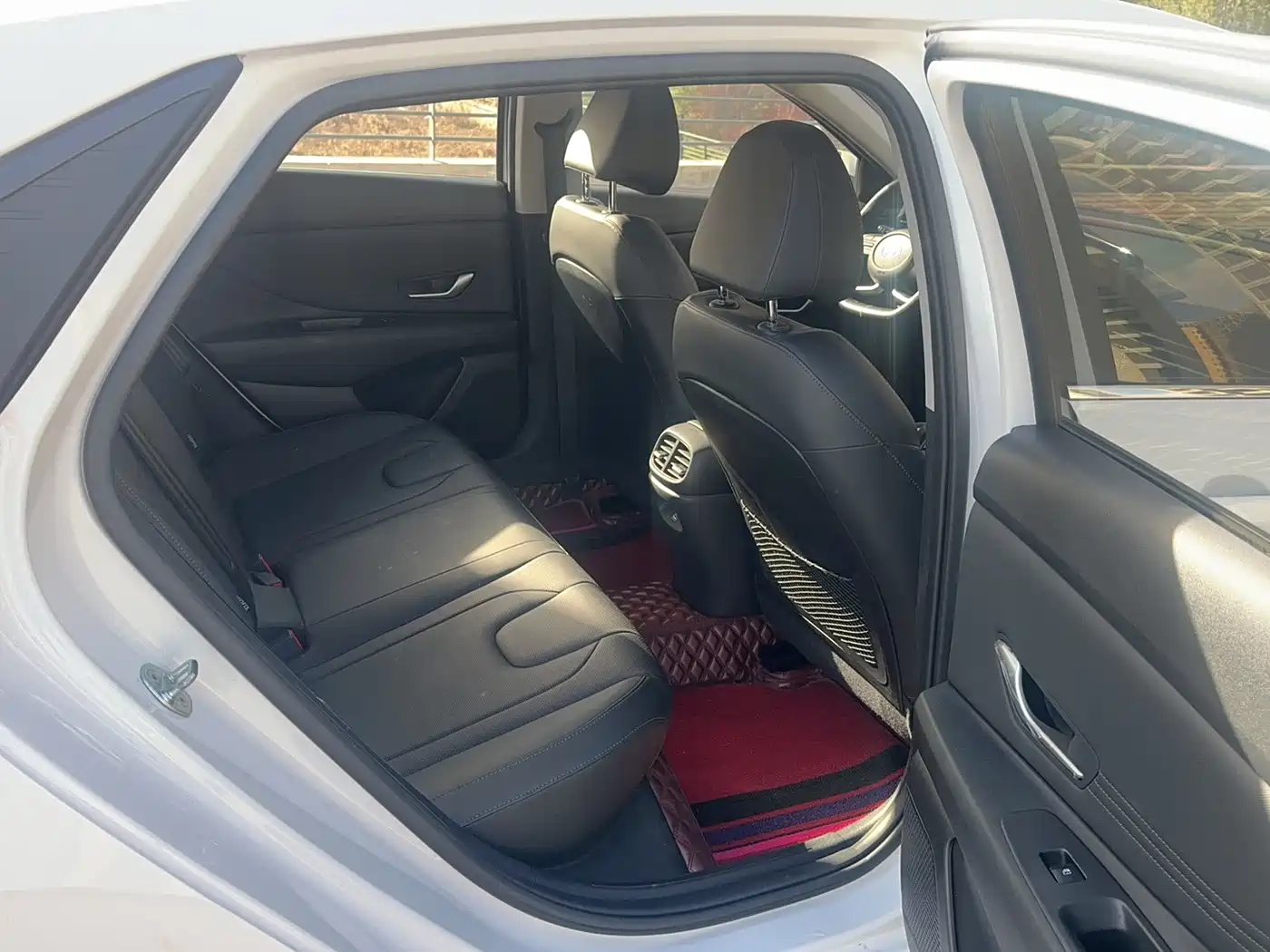 Hyundai Elantra 2022 1.5L CVT LUX Premium Edition фото 23
