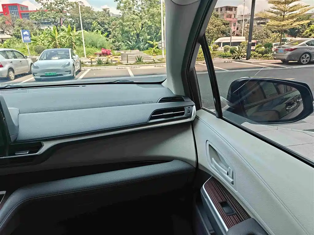 Toyota Granvia 2024 2023 2.5L Hybrid Comfort Edition