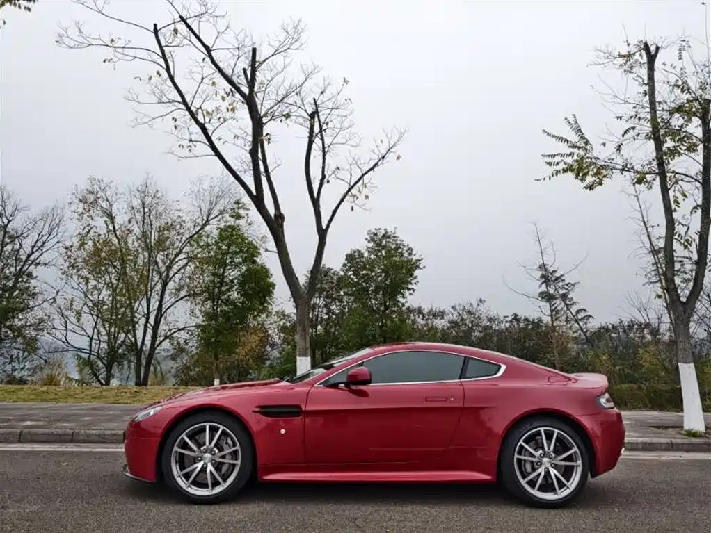 ASTON MARTIN V8 VANTAGE