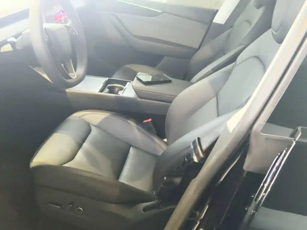 Tesla Model Y 2026 2025 Rear-Wheel Drive