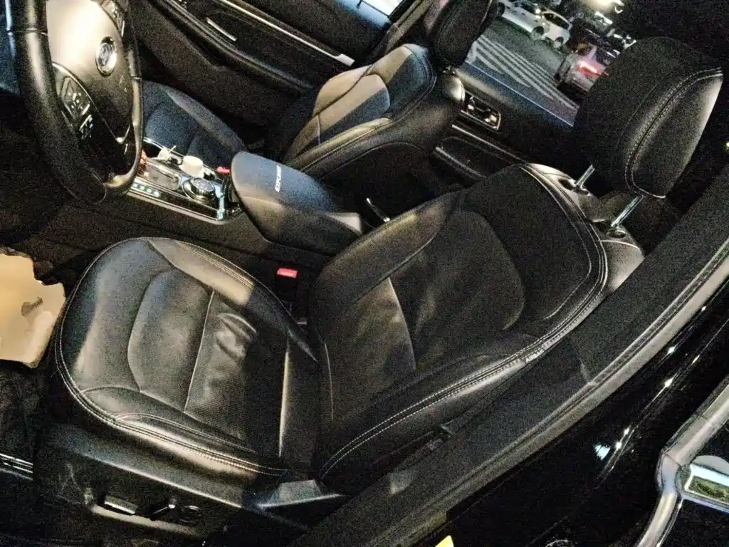 Photo 11 - Ford Explorer (Import)