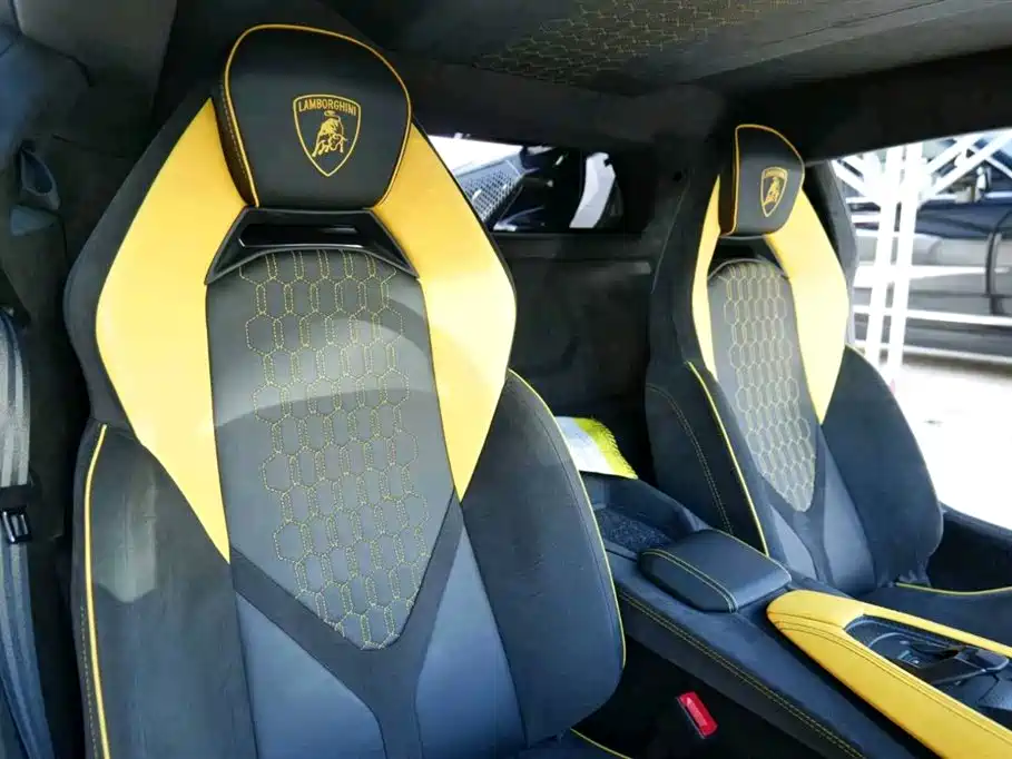 LAMBORGHINI REVUELTO