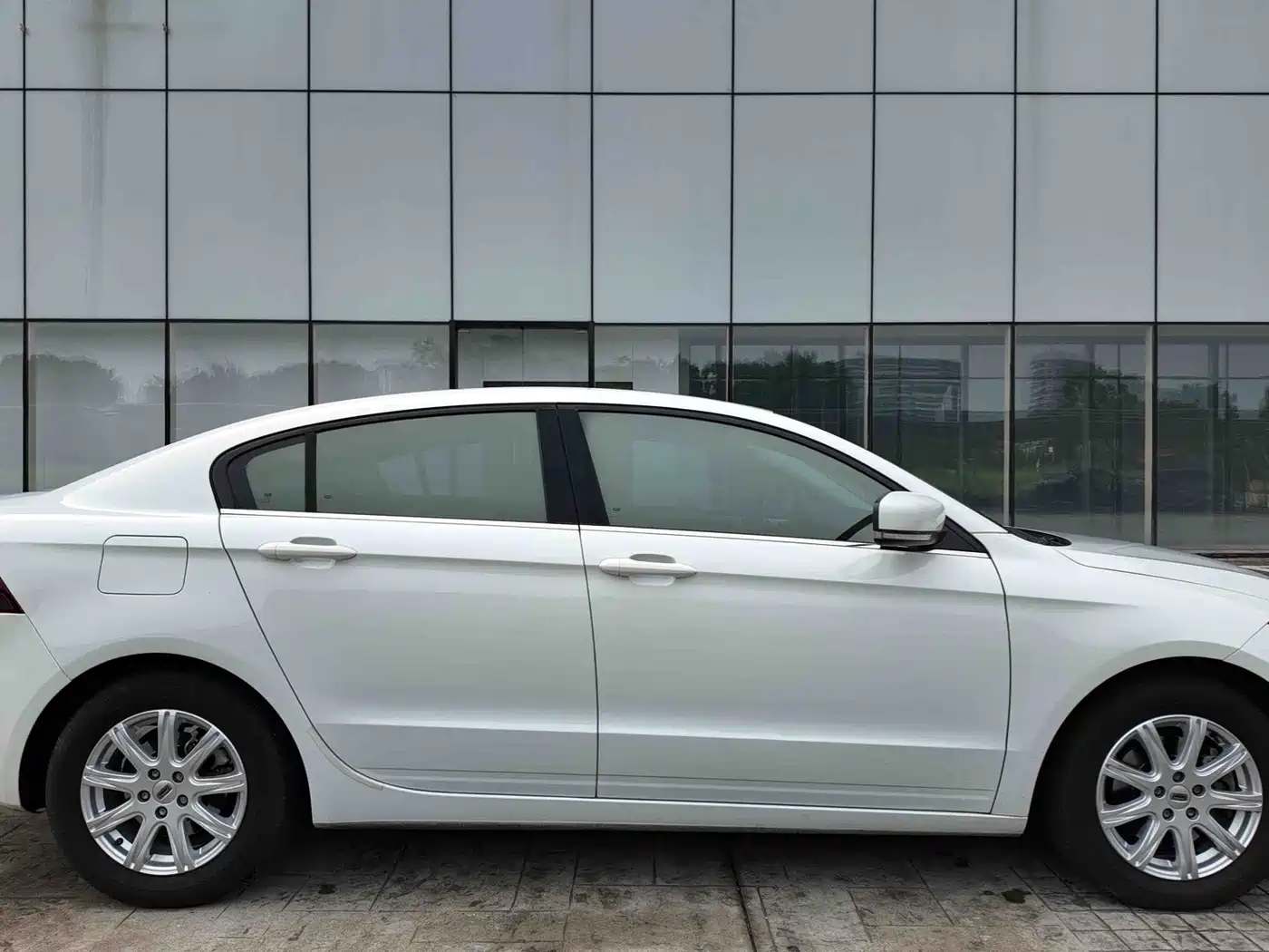 Qoros 3 2015 2014 Sedan 1.6L Automatic Joy