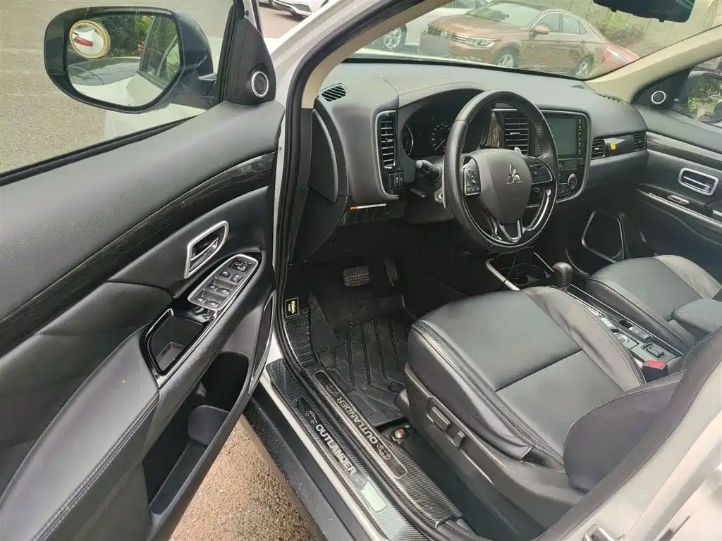 MITSUBISHI OUTLANDER